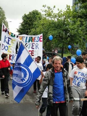 Supportersmars naar het Rerum Novarumplein.