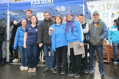 KAA Gent Foundation en Samenlevingsopbouw Gent samen met enkele van de vele vrijwilligers die actief zijn in het Wijkhuis.