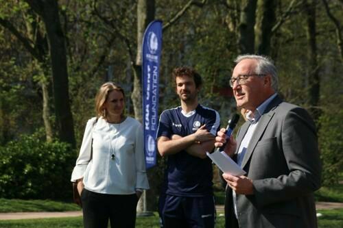 Schepen Rudy Coddens en schepen Sofie Bracke geven de aftrap van het nieuwe wandelvoetbalinitiatie in het Zuidpark.