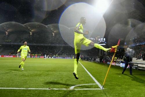 Coulibaly kopt de winning goal binnen op Lyon