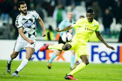 Kalifa Coulibaly knalt met een schitterende volley na een borstcontrole de goal van de kwalificatie binnen tegen Konyaspor (0-1)