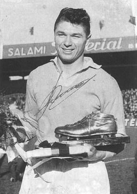 Roland Storme met Gouden Schoen in het Ottenstadion (1958)