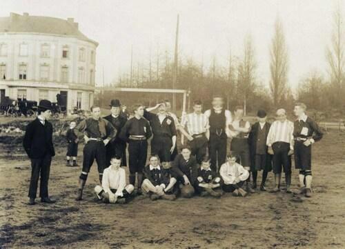 De eerste bekende foto van de voetbalafdeling van de Association Athlétique La Gantoise, vermoedelijk genomen in 1900 op het Carpentierplein, de eerste speelplek van La Gantoise. (Foto: Archief KAA Gent/AMSAB)