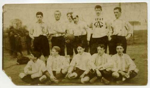 Het team van het voetbalseizoen 1901-1902. Doelman (?) Hector Priem draagt een trui met een ineengevlochten AG en het jaartal 1901. (Archief KAA Gent/AMSAB)
