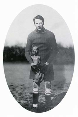 Doelman Jules Mayné met een Congolees beeldje aangekleed als mascotte in 1923. (Foto: Archief KAA Gent/AMSAB)