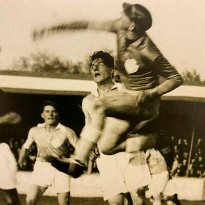 Doelman Albert De Raedt met een opvallend schild op zijn trui, een schild dat ook door de veldspelers wordt gedragen. Foto genomen op 30 oktober 1938 tijdens de wedstrijd ARA La Gantoise - Standard de Liège. (Foto: privécollectie Martin De Backer)