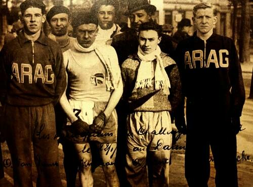 De eerste foto van een afbeelding van een Inheems Amerikaans opperhoofd op een sporttruitje van een ARAG atleet uit 1938. (Foto: privécollectie Frank De Cloet)