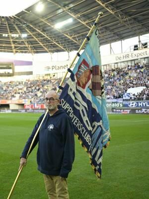 De vlag van het 'Centraal Comité Supportersclubs ARAG' toont dezelfde Buffalo die in de jaren '50 door zowel de atletiek- als de voetbalafdeling van de ARAG werd gebruikt. (Foto: Belga)