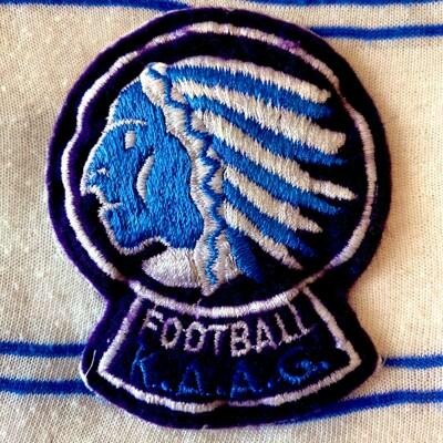 Begin de jaren tachtig siert de indiaan voor het eerst de wedstrijdtruitjes van KAA Gent. Het is de periode van de iconische Le Coq Sportif truitjes. (Foto: Collectie KAA Gent/KAA Gent Foundation)