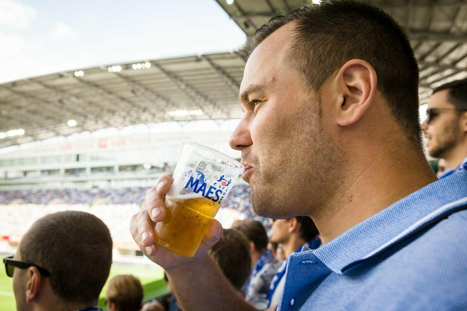 Pettenactie tegen KRC Genk in de Maes Buffalo Fanzone