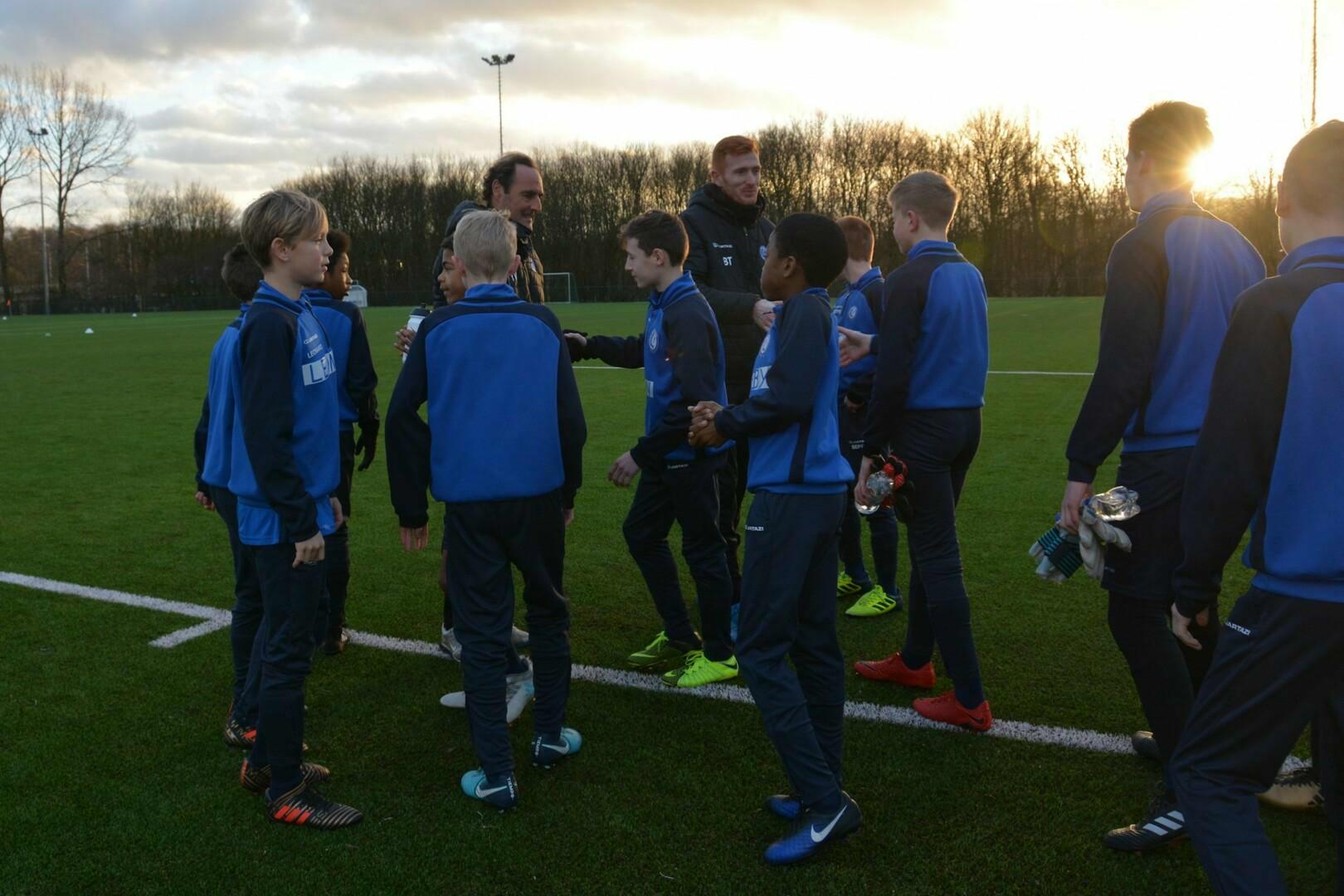 Staff 1e elftal geeft training aan onze jeugd