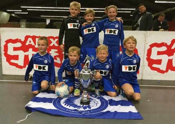 U8 winnen Amsterdam Youth Indoor Tornooi