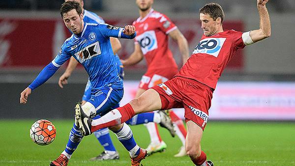 KAA Gent blijft leider na 3-0 zege tegen KV Kortrijk