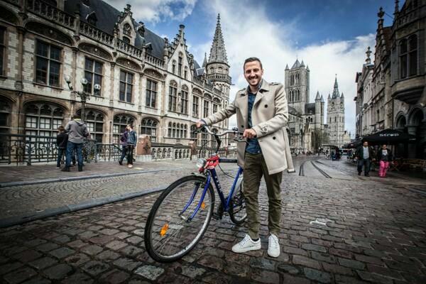 Spelers en staf verkennen Gent met de fiets