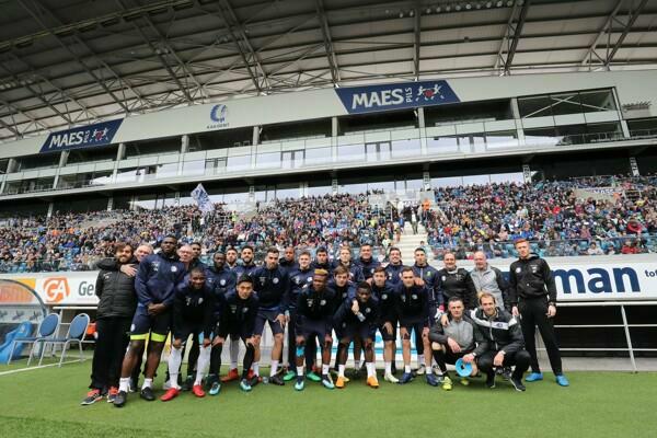 2400 supporters op open training