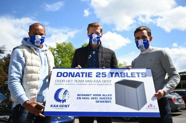 KAA Gent-delegatie schenkt 100 tablets aan Gentse ziekenhuizen
