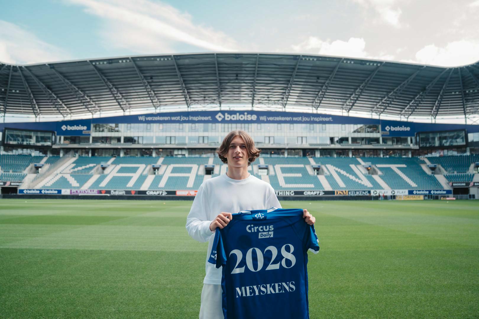 James Meyskens tekent eerste contract