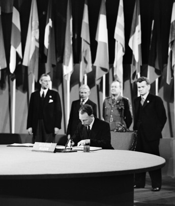 Gentenaar August De Schrijver ondertekent het VN Charter