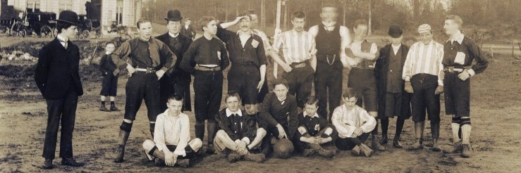 De oudste foto van de voetbalafdeling van AG (1900)